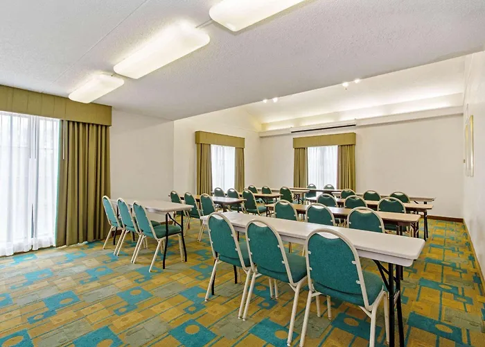 La Quinta Inn by Wyndham Orlando Airport West