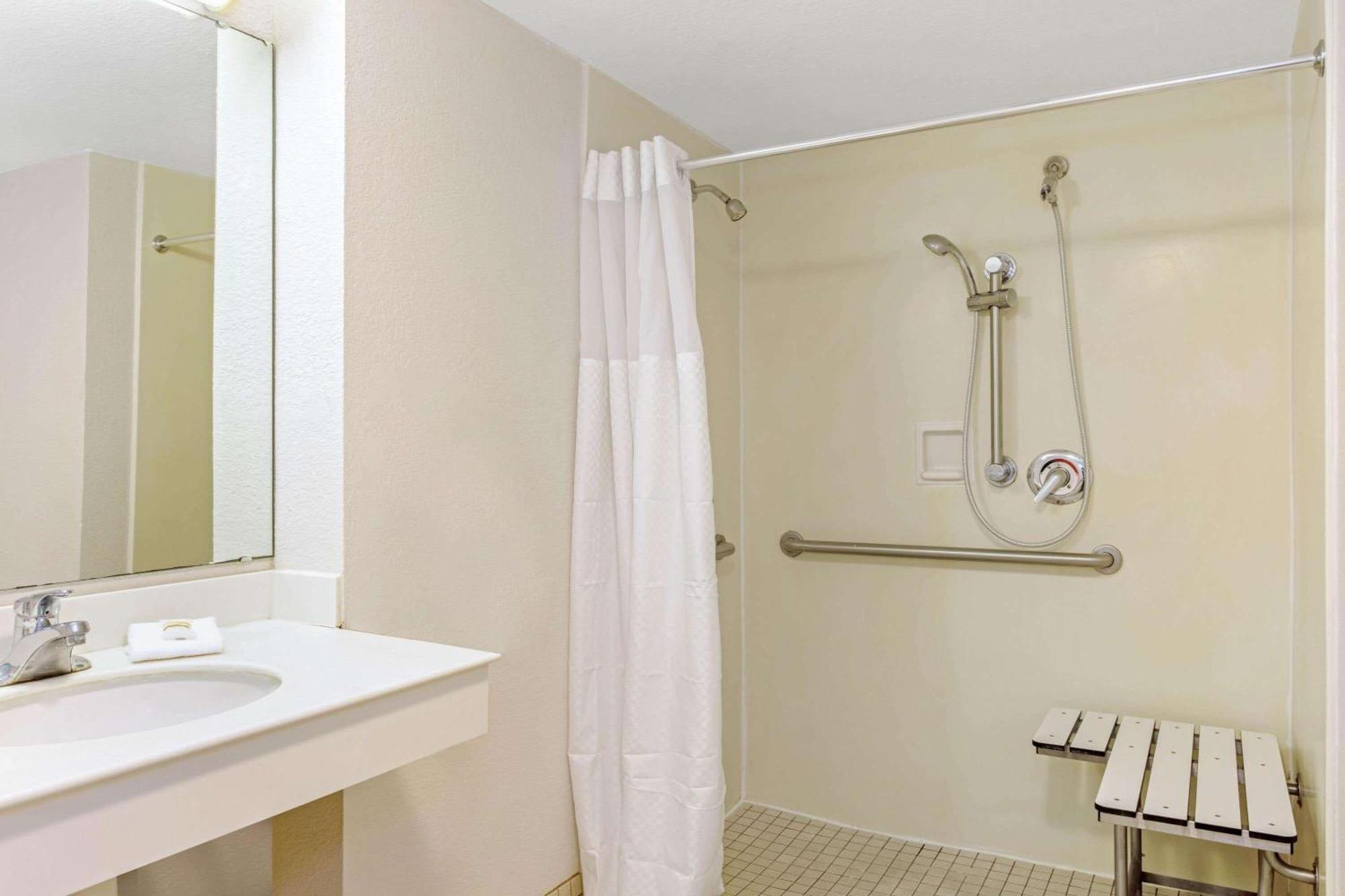 Hotel La Quinta By Wyndham Airport West 3*